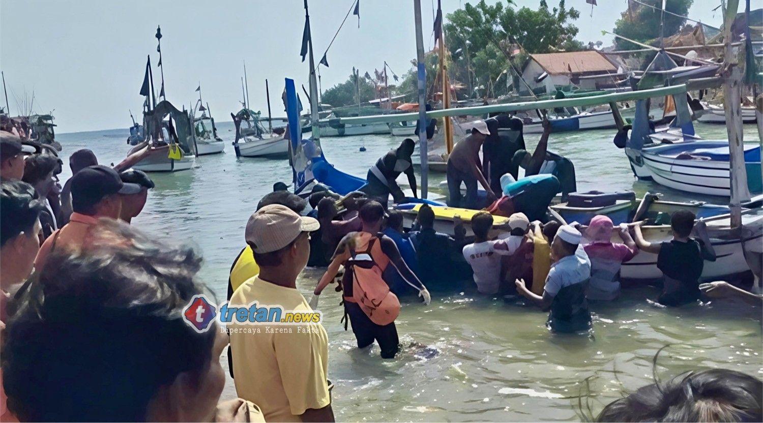 Tim SAR Gabungan mengevakuasi jenazah nelayan korban laka laut di perairan Pasean