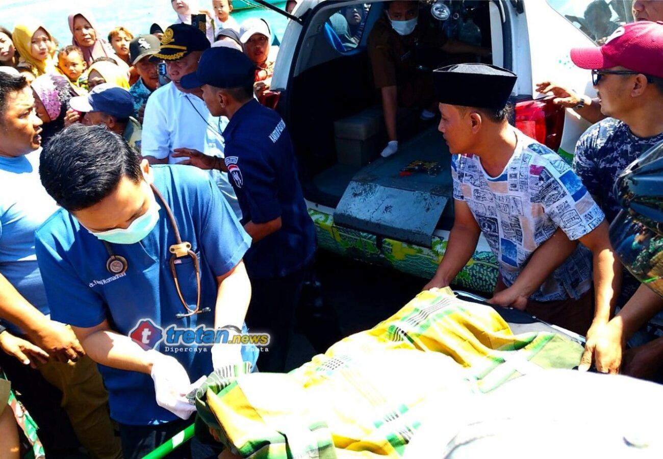 Petugas mengevakuasi nelayan Pamekasan korban kecelakaan kerja di laut