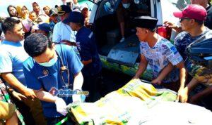 nelayan-pamekasan-meninggal-terlilit-tali-kapal Petugas mengevakuasi nelayan Pamekasan korban kecelakaan kerja di laut