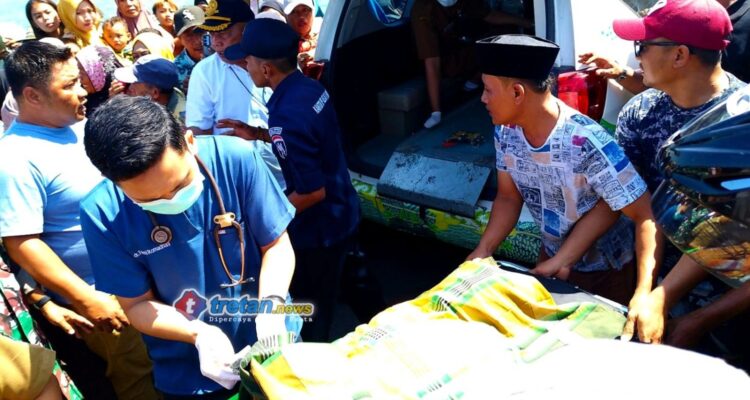 Petugas mengevakuasi nelayan Pamekasan korban kecelakaan kerja di laut