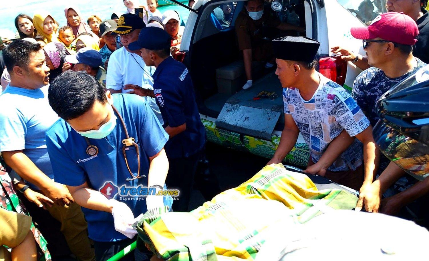 Petugas mengevakuasi nelayan Pamekasan korban kecelakaan kerja di laut