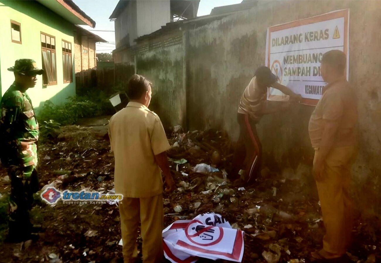 Pengelola Pasar Waru meninjau lokasi pembakaran sampah di Pamekasan