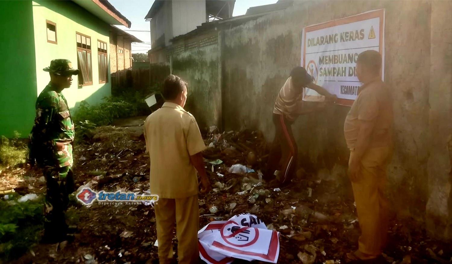 Pengelola Pasar Waru meninjau lokasi pembakaran sampah di Pamekasan