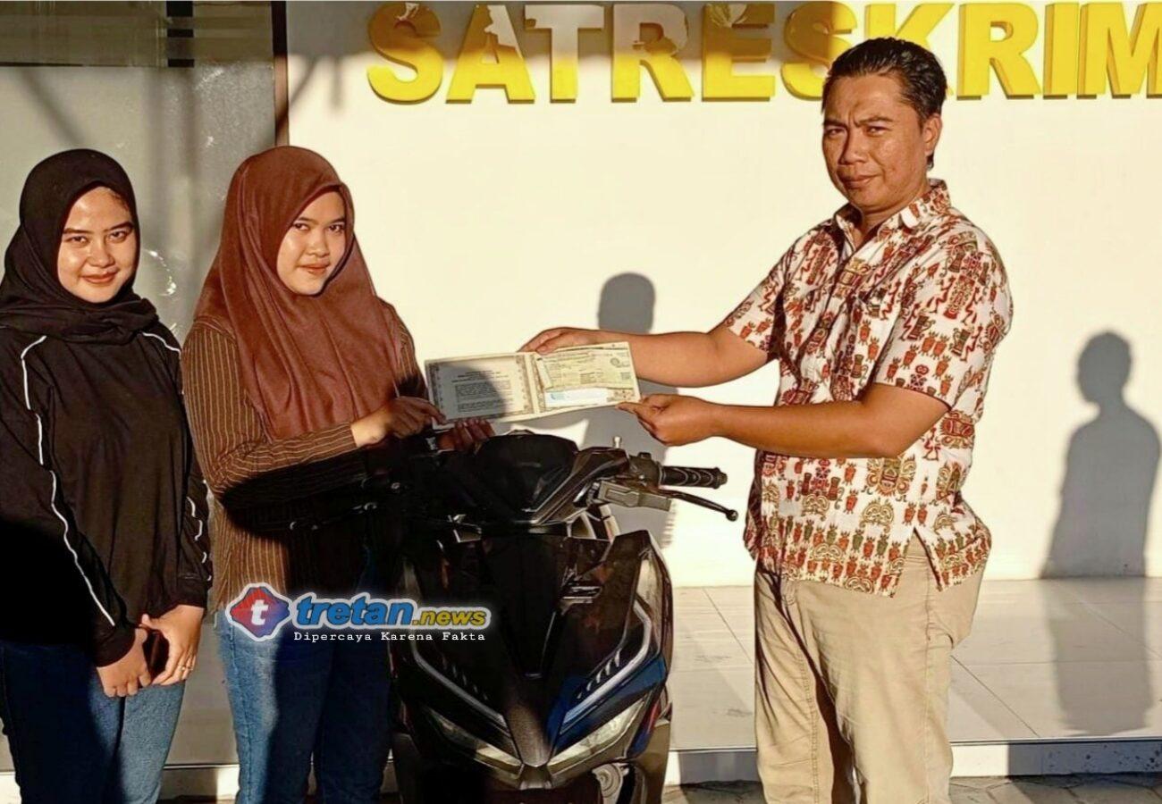 Satreskrim Polres Pamekasan menyerahkan motor korban curanmor kepada pemilik