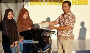 Satreskrim Polres Pamekasan menyerahkan motor korban curanmor kepada pemilik