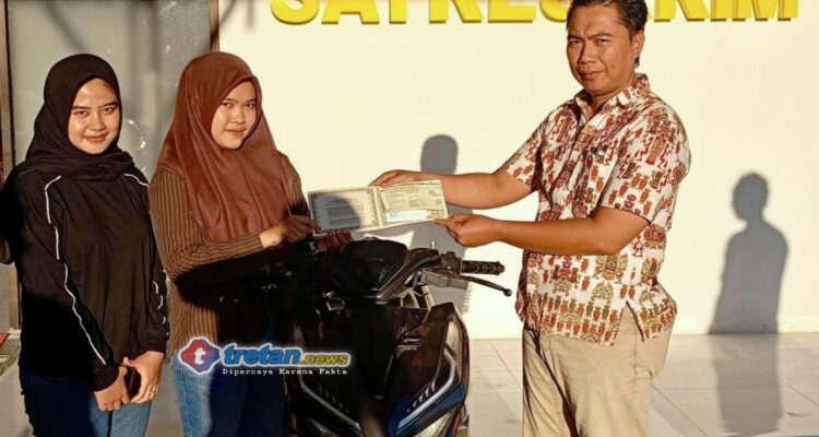 Satreskrim Polres Pamekasan menyerahkan motor korban curanmor kepada pemilik