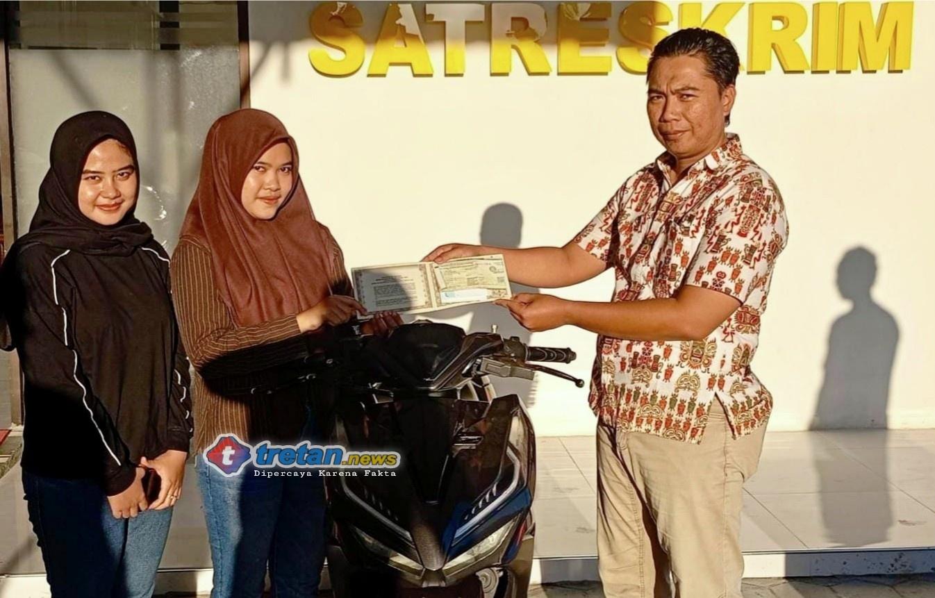 Satreskrim Polres Pamekasan menyerahkan motor korban curanmor kepada pemilik