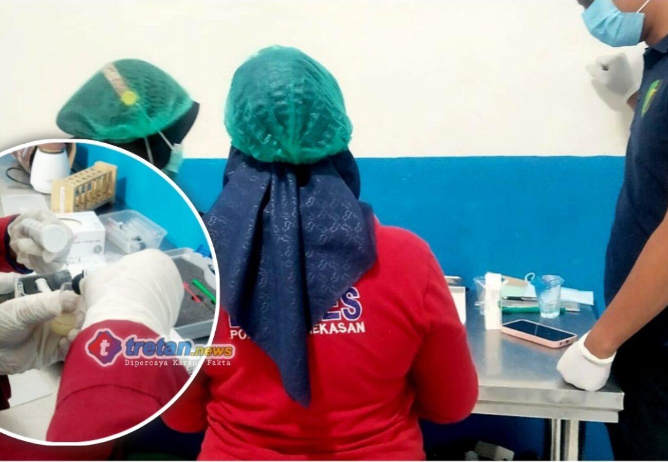 Petugas Si Dokkes Polres Pamekasan memeriksa keamanan makanan program pemenuhan gizi