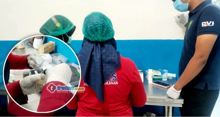 Petugas Si Dokkes Polres Pamekasan memeriksa keamanan makanan program pemenuhan gizi