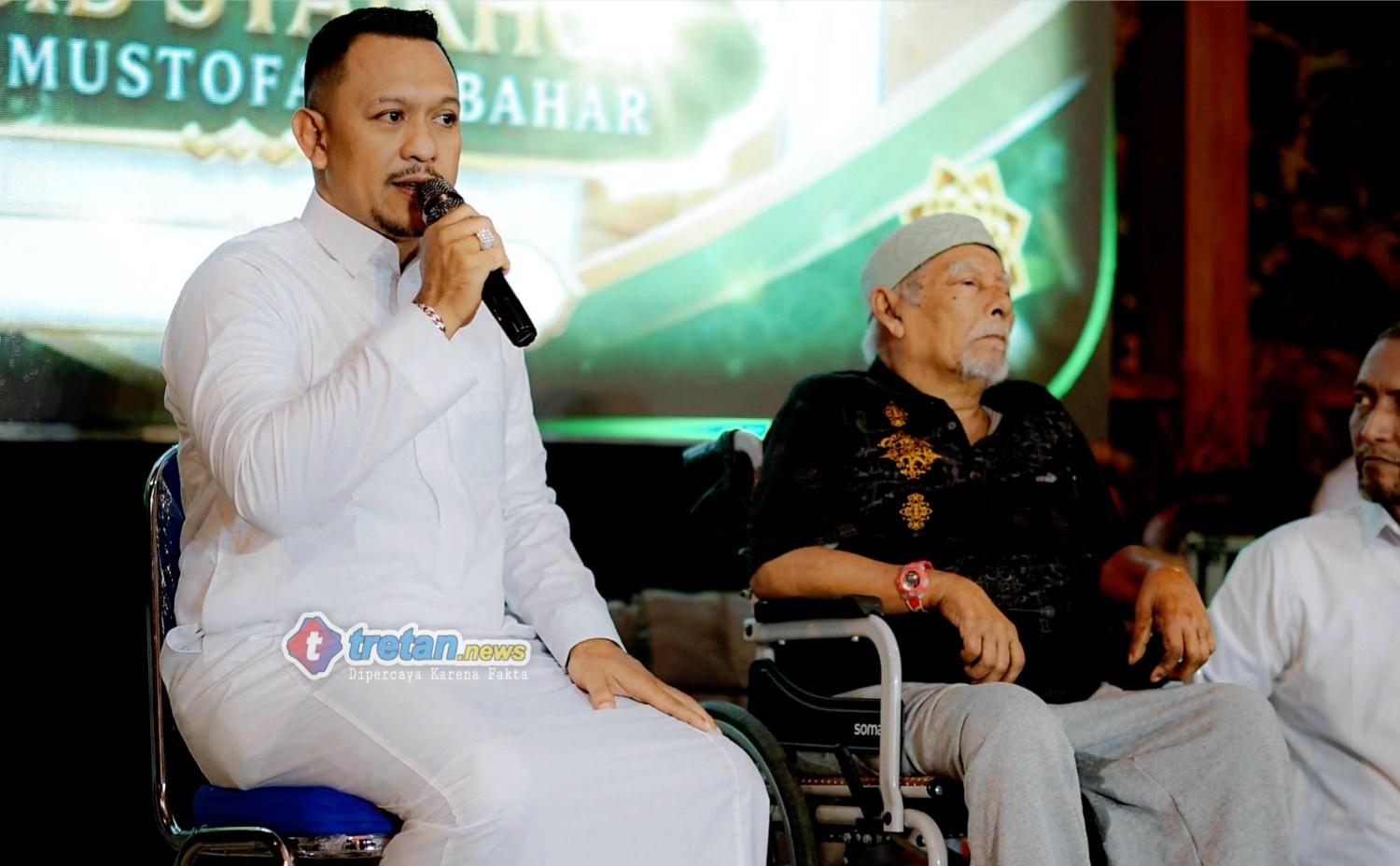 Wan Sehan dan Ali Zainal Abidin bersama relawan Bani Insan Peduli di Pamekasan