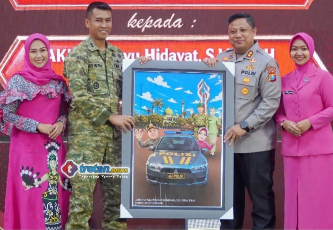 Dandim 0826 Pamekasan menyerahkan cenderamata kepada AKBP Hendra