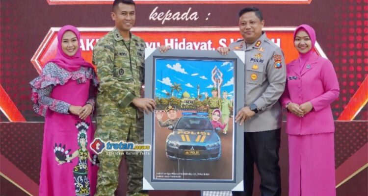 Dandim 0826 Pamekasan menyerahkan cenderamata kepada AKBP Hendra