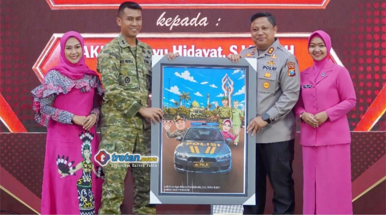 Dandim 0826 Pamekasan menyerahkan cenderamata kepada AKBP Hendra