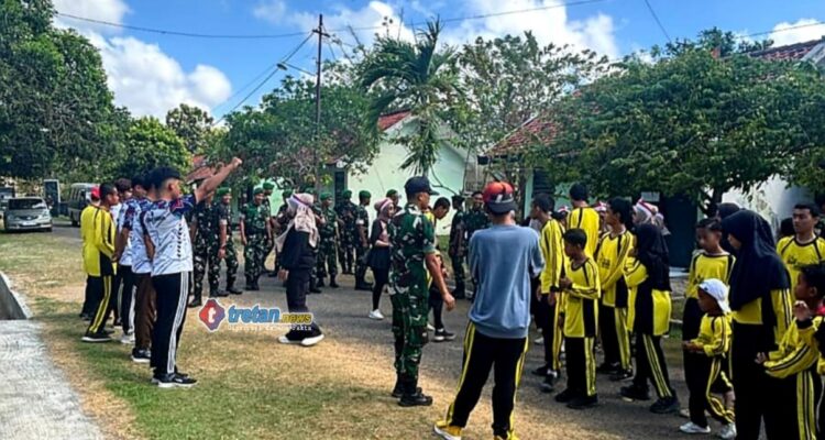Dosen UIN Madura mendampingi peserta didik SLBN Bugih mengikuti eduwisata inklusif