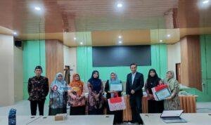 Guru MTs Kyai Mudrikah menerima apresiasi Kartu Soal Terbaik