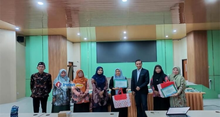 Guru MTs Kyai Mudrikah menerima apresiasi Kartu Soal Terbaik