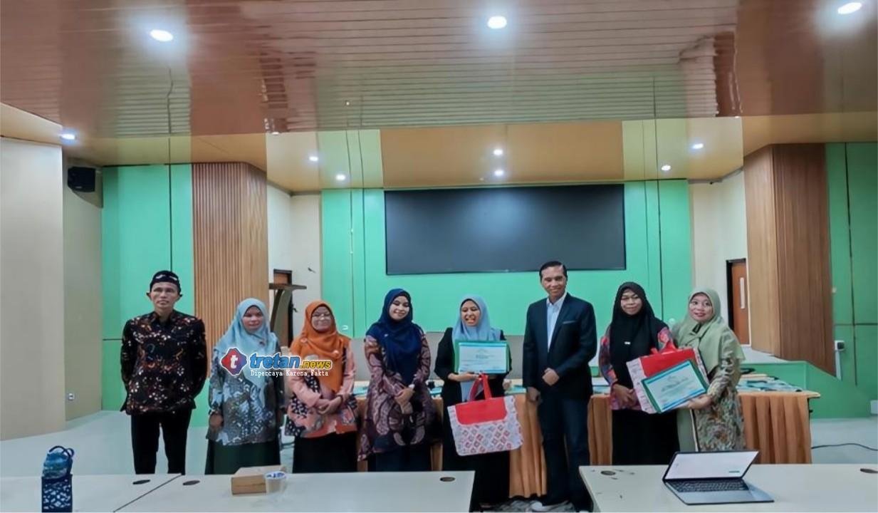 Guru MTs Kyai Mudrikah menerima apresiasi Kartu Soal Terbaik
