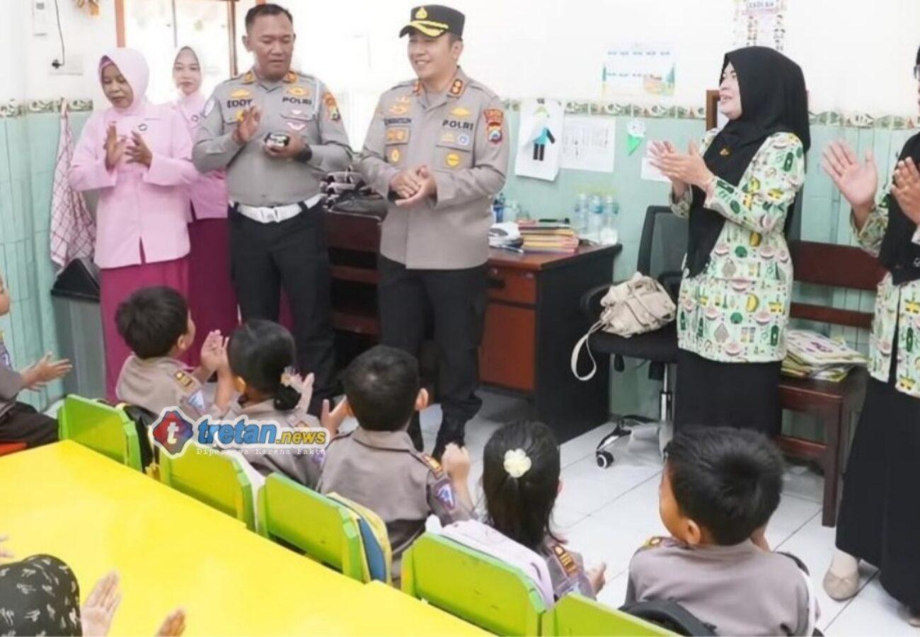 Kapolres Pamekasan meninjau Posyandu Kemala Bhayangkari.