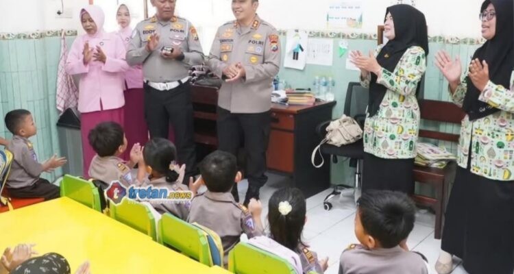 Kapolres Pamekasan meninjau Posyandu Kemala Bhayangkari.