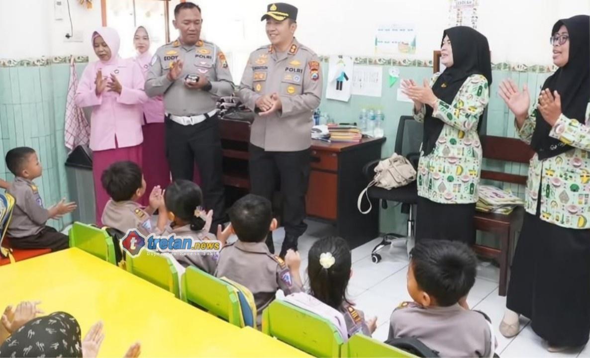 Kapolres Pamekasan meninjau Posyandu Kemala Bhayangkari.