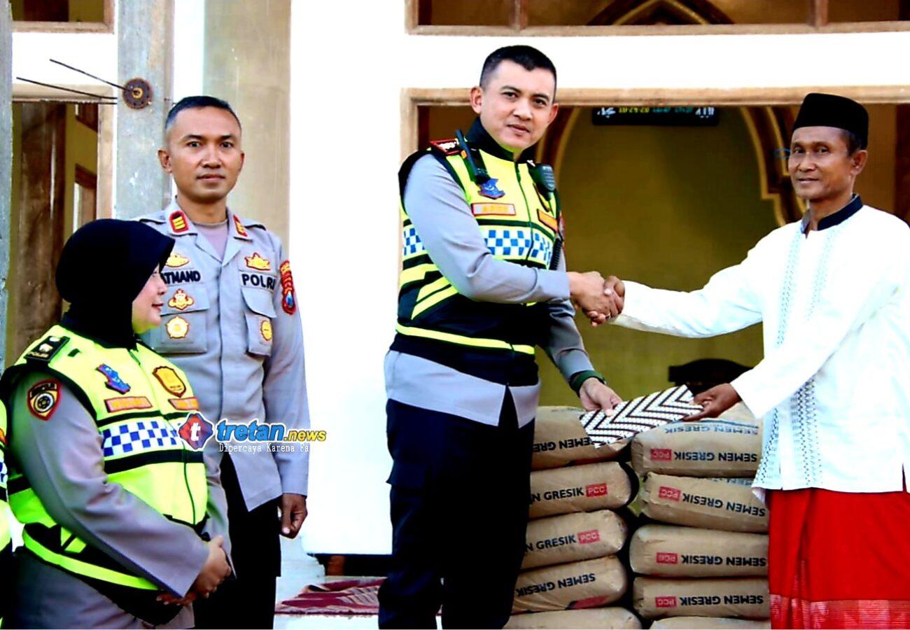 Kapolresta Sumenep menyerahkan bantuan pembangunan Masjid Hidayatullah
