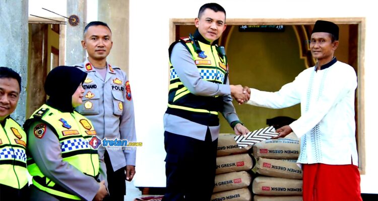 Kapolresta Sumenep menyerahkan bantuan pembangunan Masjid Hidayatullah