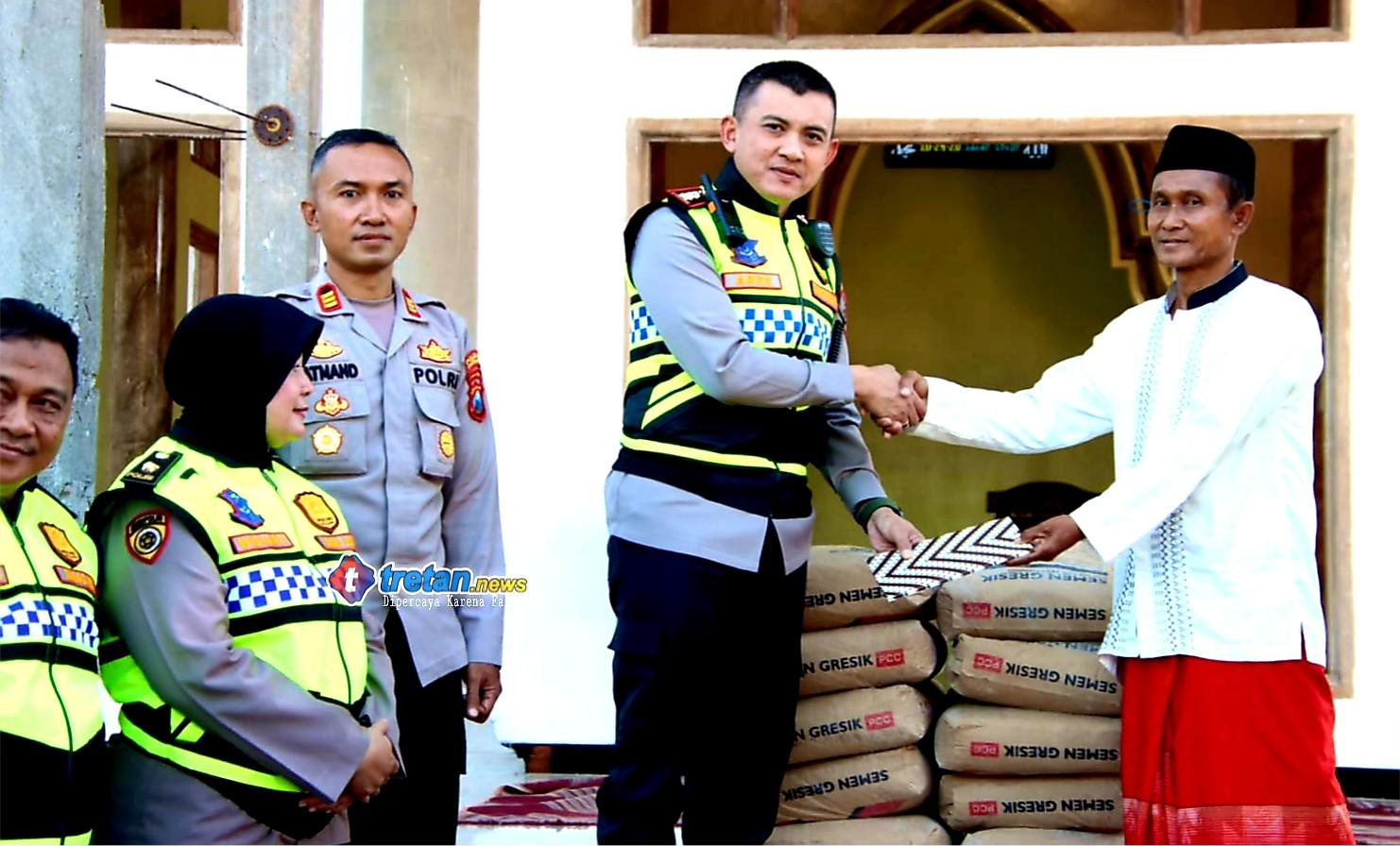 Kapolresta Sumenep menyerahkan bantuan pembangunan Masjid Hidayatullah