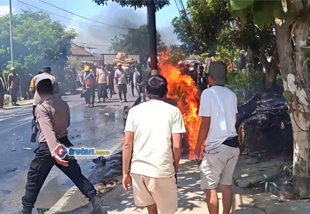 Petugas menangani kecelakaan maut di Jalan Raya Palengaan, Pamekasan