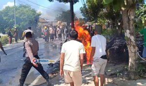 kecelakaan-maut-palengaan-pamekasan Petugas menangani kecelakaan maut di Jalan Raya Palengaan, Pamekasan