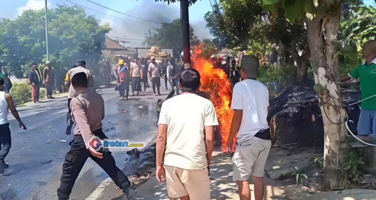 Petugas menangani kecelakaan maut di Jalan Raya Palengaan, Pamekasan