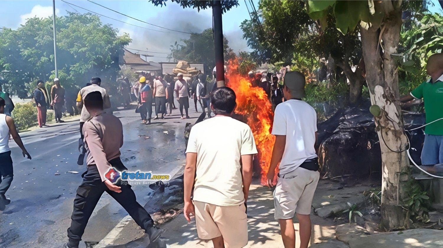 Petugas menangani kecelakaan maut di Jalan Raya Palengaan, Pamekasan
