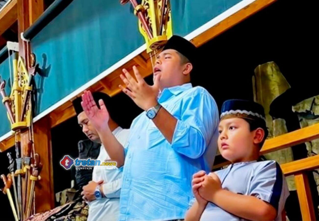 Andi Ali Syahbana memimpin kegiatan Majelis Shalawat Tangga Seribu Pamekasan