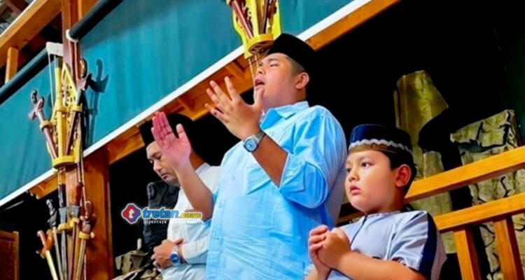 Andi Ali Syahbana memimpin kegiatan Majelis Shalawat Tangga Seribu Pamekasan