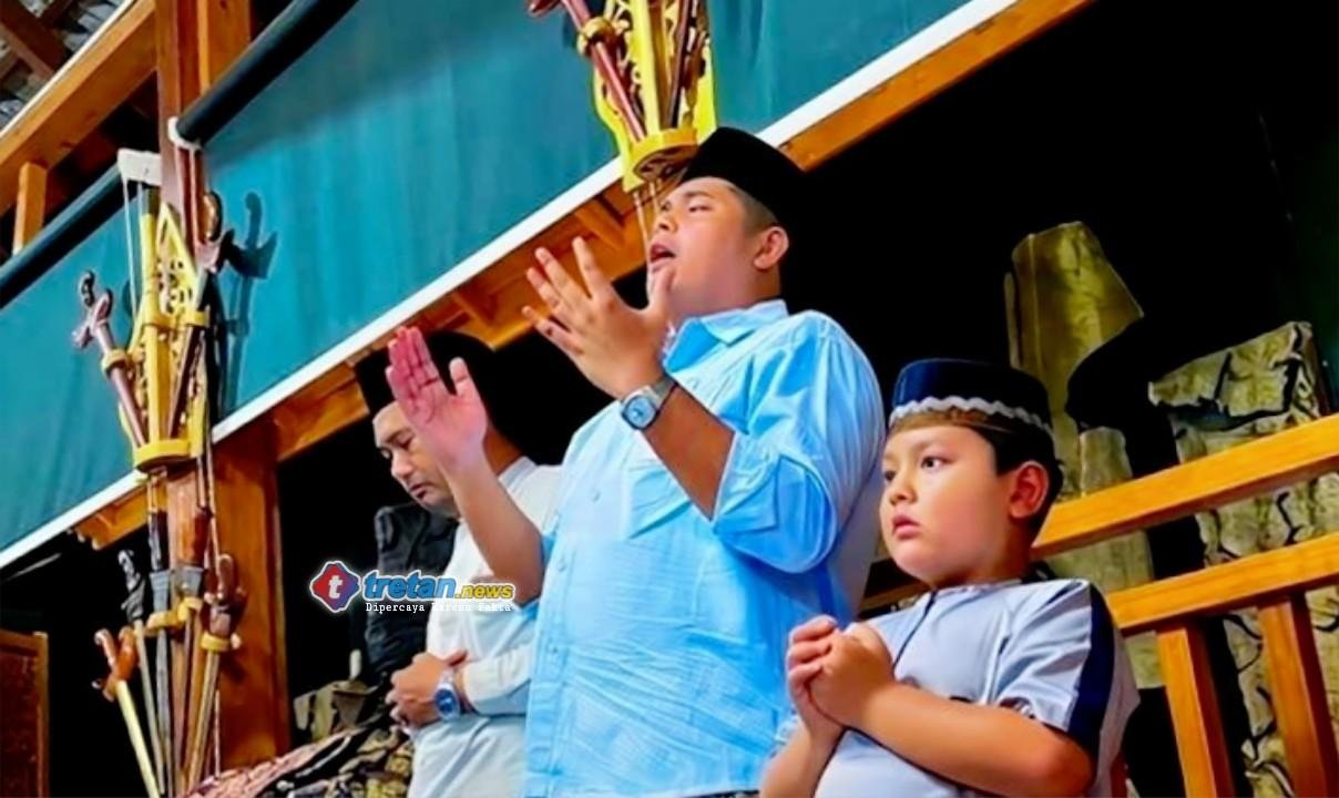 Andi Ali Syahbana memimpin kegiatan Majelis Shalawat Tangga Seribu Pamekasan