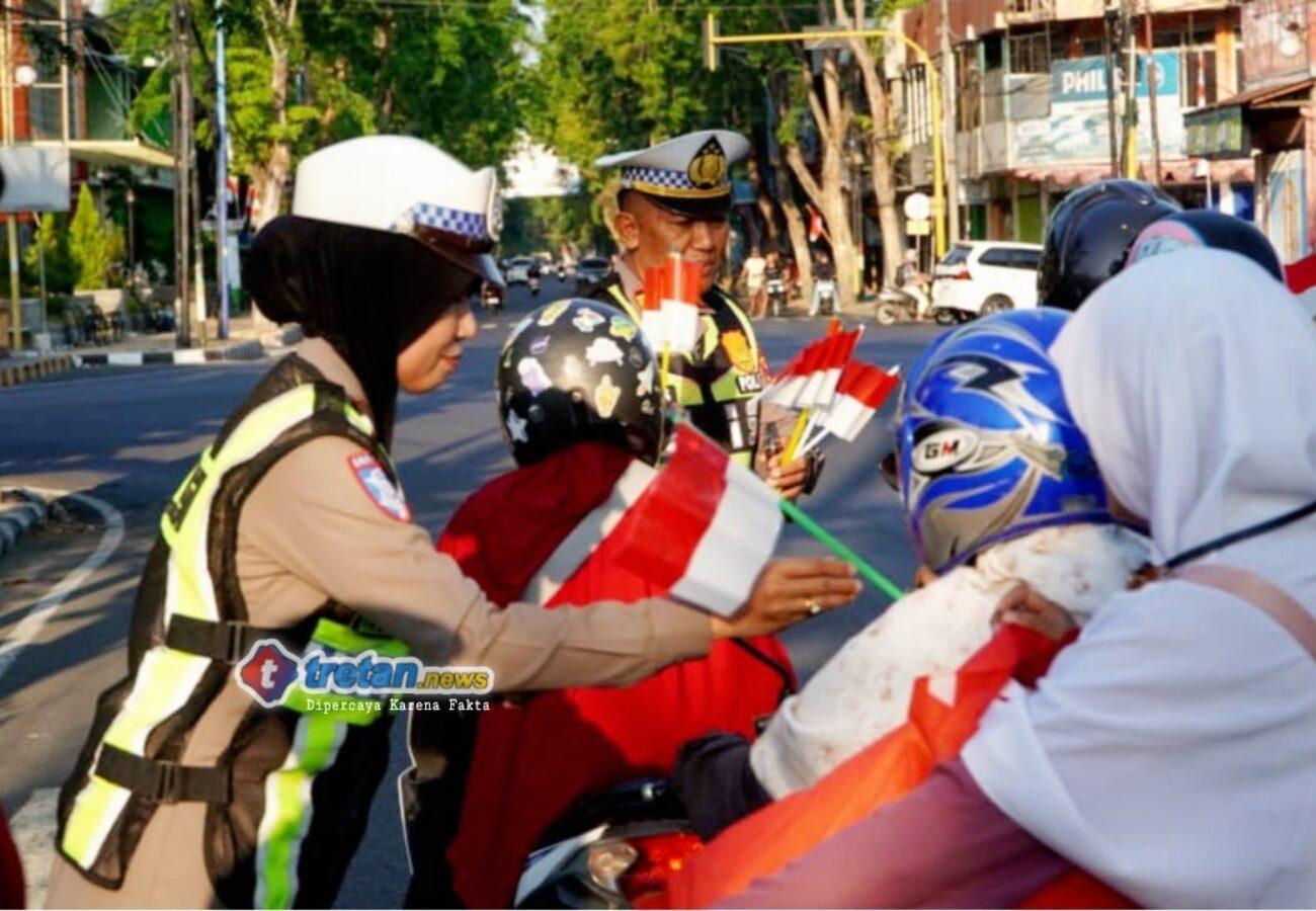 Polres Pamekasan membagikan bendera Merah Putih kepada pengguna jalan