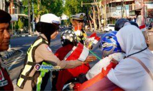 polres-pamekasan-bagikan-bendera-merah-putih Polres Pamekasan membagikan bendera Merah Putih kepada pengguna jalan
