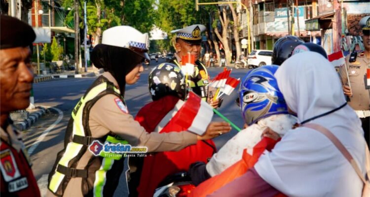 Polres Pamekasan membagikan bendera Merah Putih kepada pengguna jalan