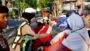 Polres Pamekasan membagikan bendera Merah Putih kepada pengguna jalan