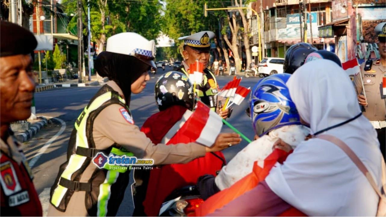 Polres Pamekasan membagikan bendera Merah Putih kepada pengguna jalan