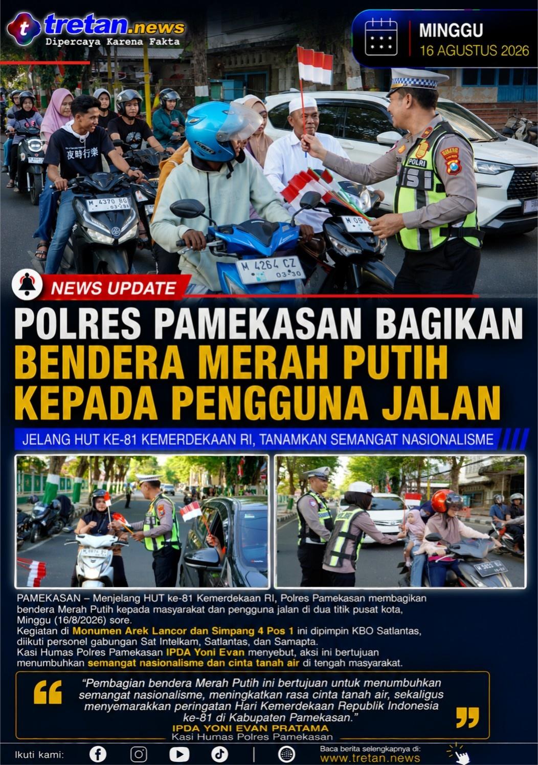 Polres Pamekasan membagikan bendera Merah Putih kepada pengguna jalan