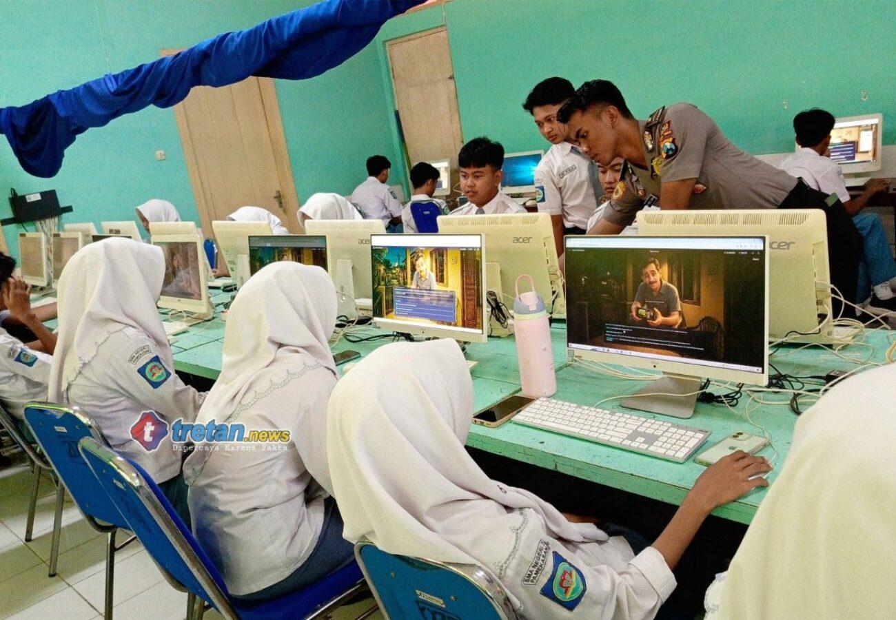 Petugas Polres Pamekasan sosialisasi pemanfaatan AI kepada pelajar