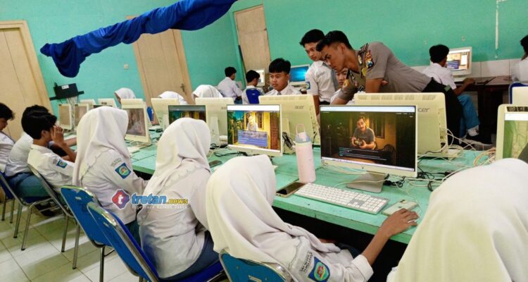 Petugas Polres Pamekasan sosialisasi pemanfaatan AI kepada pelajar