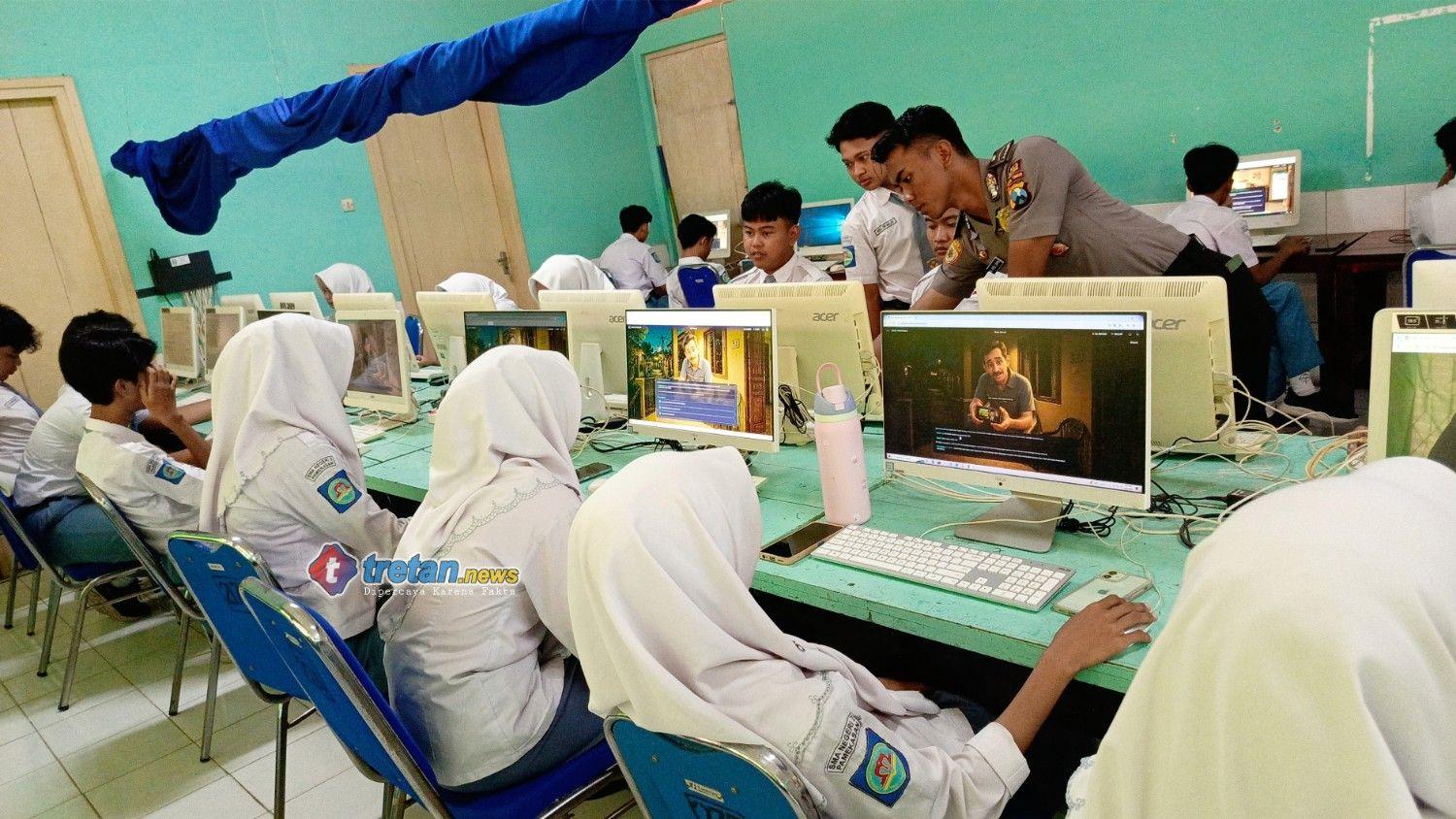 Petugas Polres Pamekasan sosialisasi pemanfaatan AI kepada pelajar