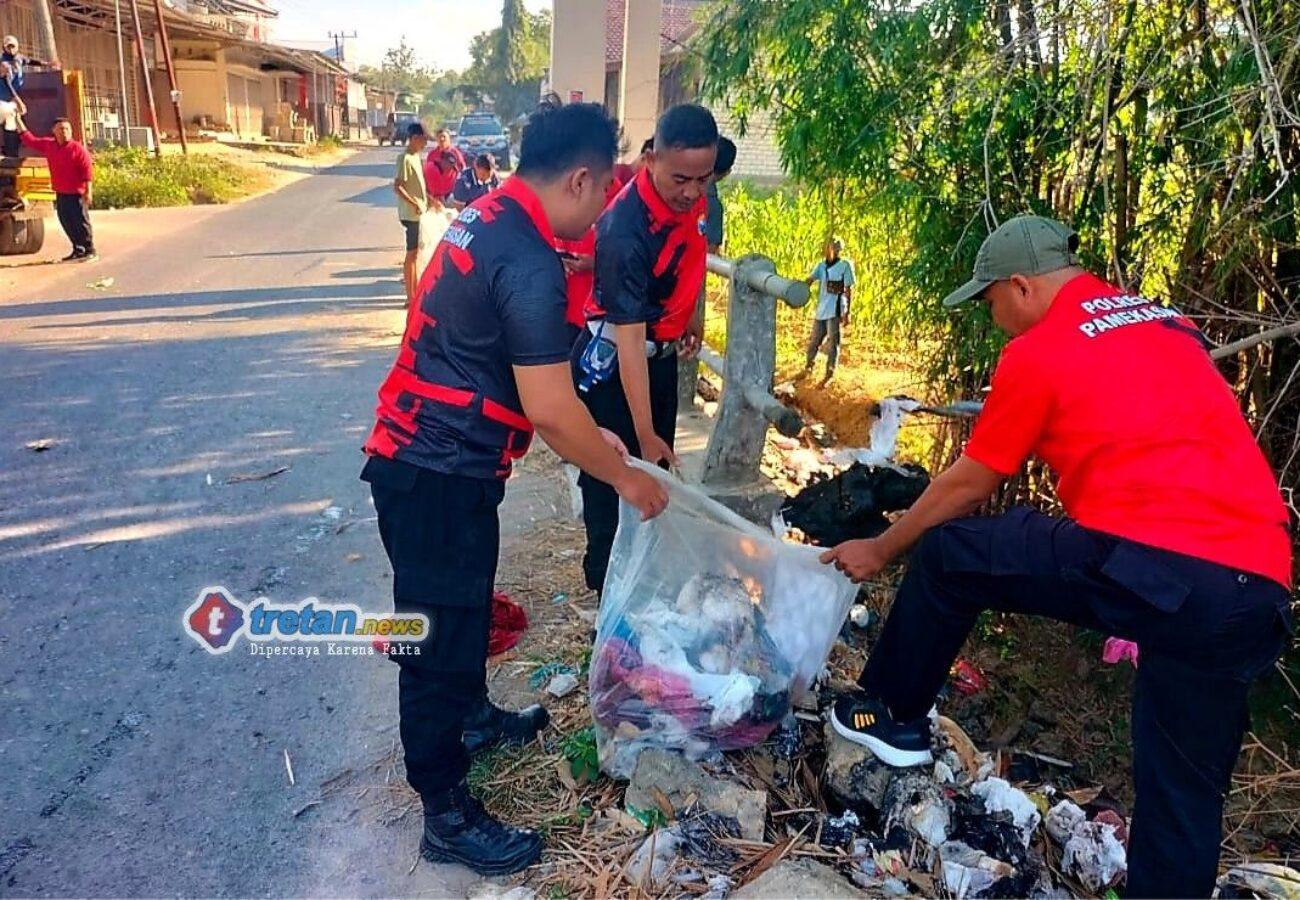 Polsek Palengaan Polres Pamekasan bersama TNI dan IPNU kerja bakti di Palengaan Daya