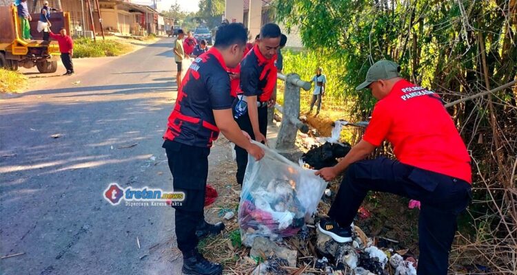 Polsek Palengaan Polres Pamekasan bersama TNI dan IPNU kerja bakti di Palengaan Daya