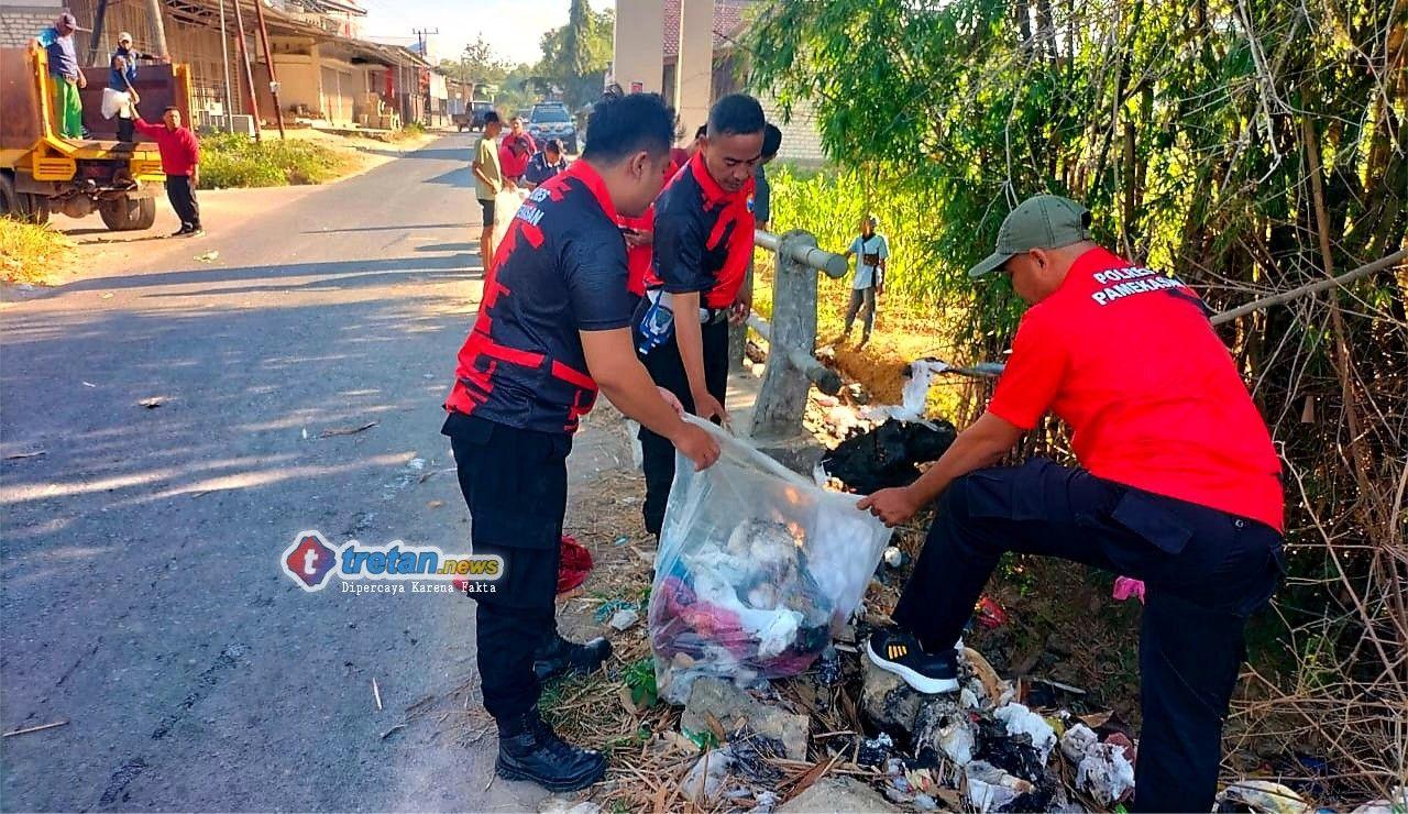 Polsek Palengaan Polres Pamekasan bersama TNI dan IPNU kerja bakti di Palengaan Daya