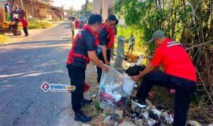 Polsek Palengaan Polres Pamekasan bersama TNI dan IPNU kerja bakti di Palengaan Daya