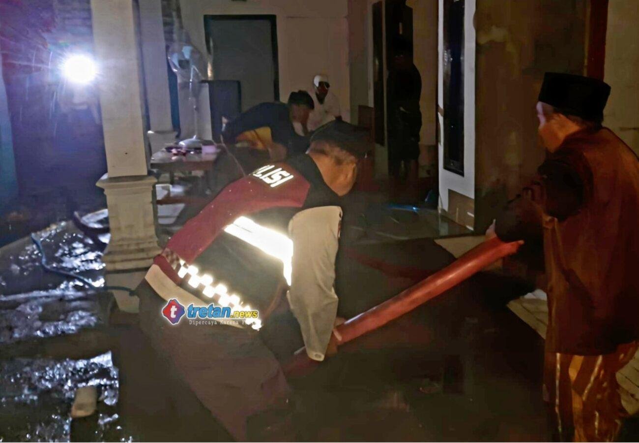 Petugas gabungan menangani kebakaran rumah warga di Murtajih Pamekasan