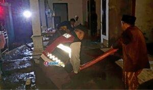 rumah-warga-murtajih-pamekasan-terbakar Petugas gabungan menangani kebakaran rumah warga di Murtajih Pamekasan