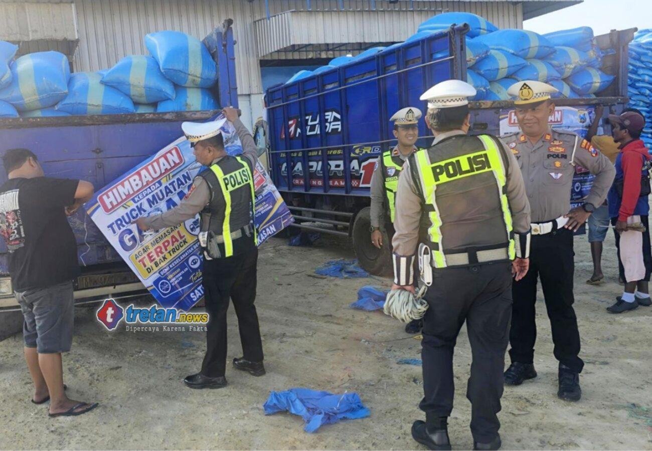 Satlantas Polres Pamekasan edukasi sopir truk angkutan garam di Pademawu